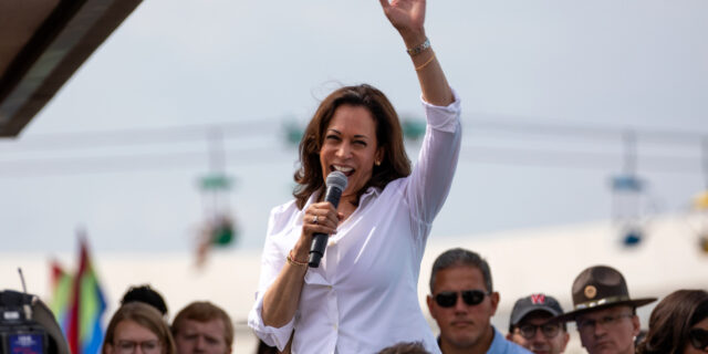 Kamala Harris şi-a publicat raportul medical, creând un contrast cu Trump: „Ea are rezilienţa fizică şi mintală necesară pentru a îndeplini cu succes sarcinile preşedinţiei, inclusiv cea de şef al executivului, şef de stat şi comandant suprem”