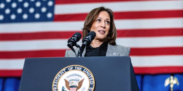 Harris întâmpină dificultăţi să-i convingă pe alegătorii latino şi afroamericani, arată un sondaj New York Times