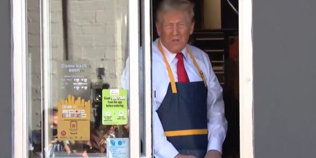 VIDEO Trump a servit clienţi la un McDonald’s şi a susţinut o conferinţă de presă de la fereastra pentru drive-thru