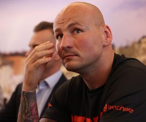 Artur Szpilka walczył z bezdomnymi o jedzenie. Te fakty z jego życia łamią serce. Cierpieli okropną biedę