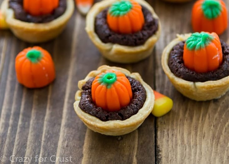 Halloween party food: candy corn pumpkin brownie pies