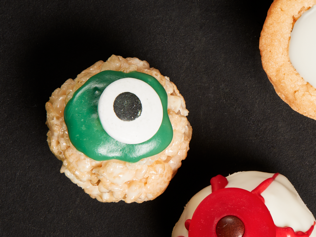 Halloween party food: cereal treat eyeballs