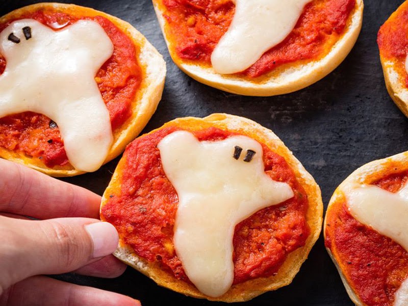 Halloween party food: ghost pizza bagels