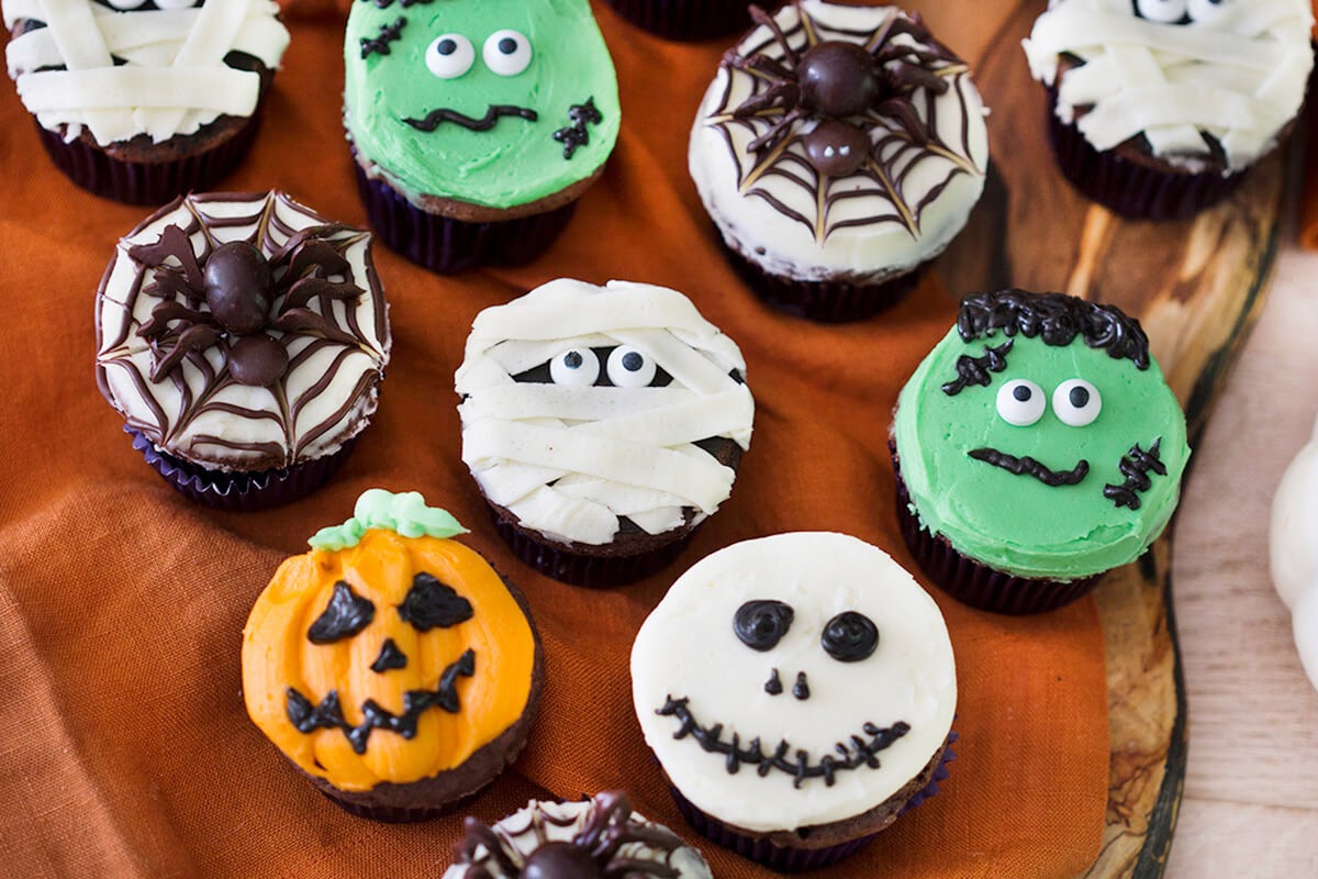 Halloween party food: decorated cupcakes