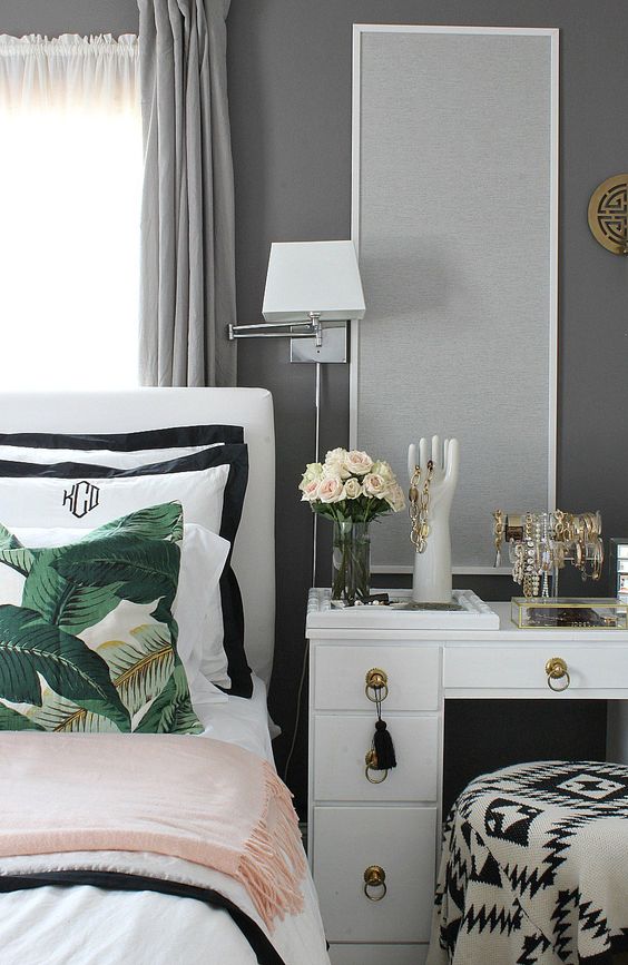 Black and white bedroom design accent