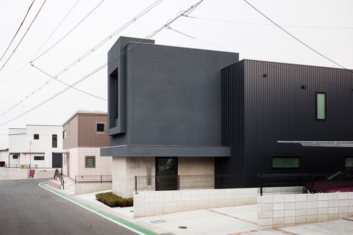 Japanese studio Tatsuya Kawamoto Associates house in Ichinomiya Japan roof 150x150