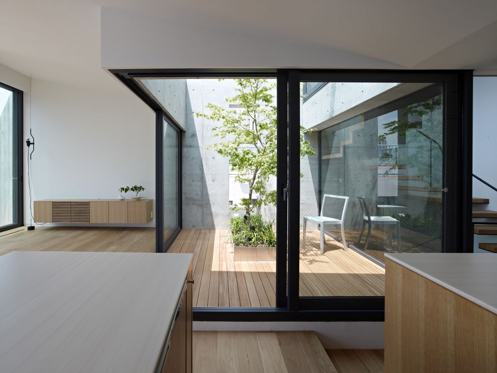 Japanese studio Tatsuya Kawamoto Associates house in Ichinomiya Japan roof 150x150