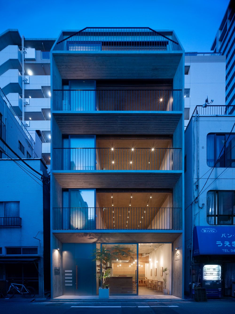 Japanese studio Tatsuya Kawamoto Associates house in Ichinomiya Japan roof 150x150