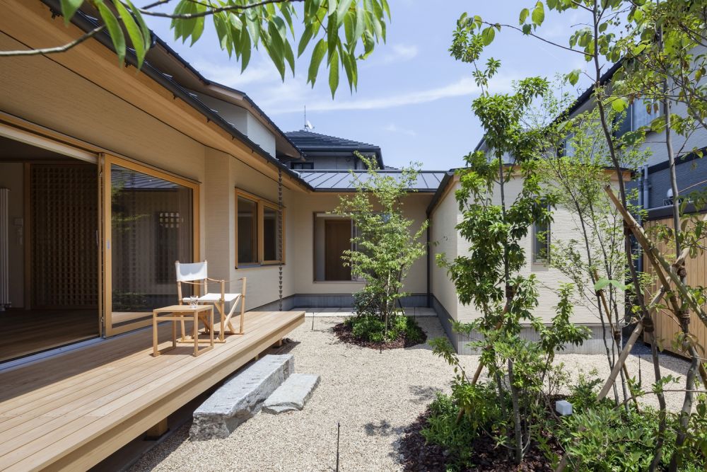 Japanese studio Tatsuya Kawamoto Associates house in Ichinomiya Japan roof 150x150