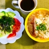 低糖質の平打ち風とうふ麺　味噌だれスペアリブをのせてランチがボリュームアップ