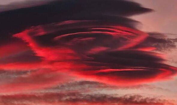 ufo clouds uk skies where to see them this weekend lenticular 