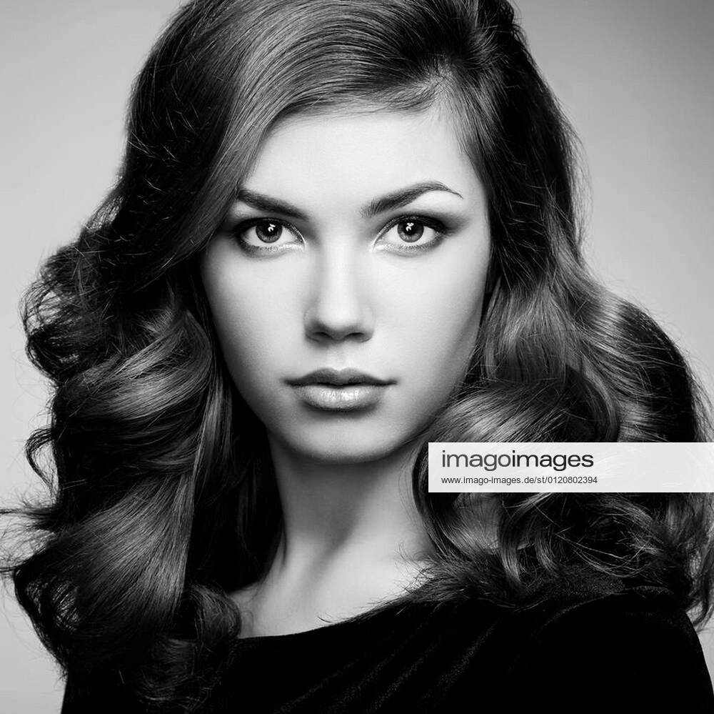 Fashion portrait of elegant woman with magnificent hair. Brunette girl ...