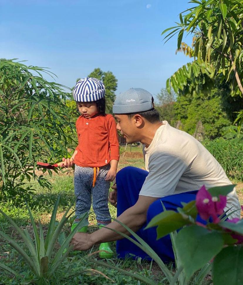 “Hari Ni Ajar Anak Sayang Pokok.” Sibuk Berlakon, Saharul Sempat Dedah Anak Aktiviti Berkebun.