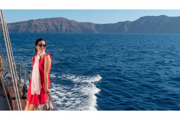 Santorini Boat Trip: Full-Day Santorini Boat Trip & Oia Sunset Tour