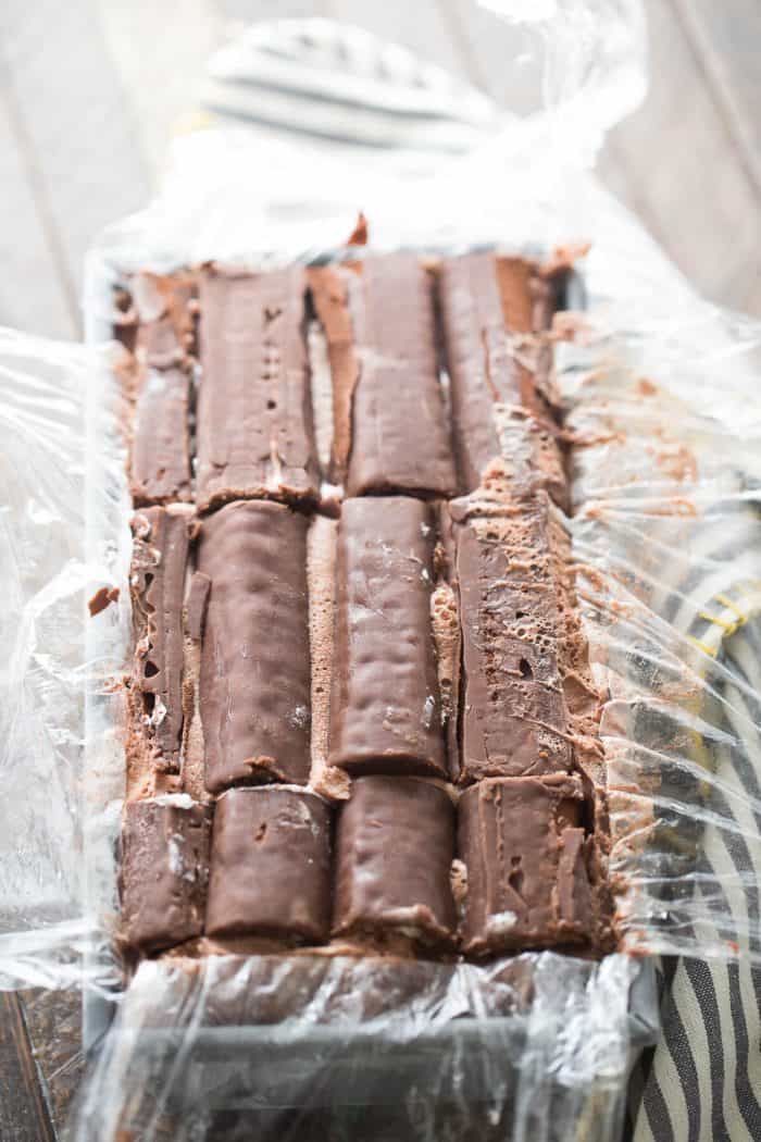 A Swiss Roll ice cream cake with so many lovely layers! Swiss Roll cakes are separated by layers of strawberry ice cream, vanilla ice cream and chocolate ice cream!