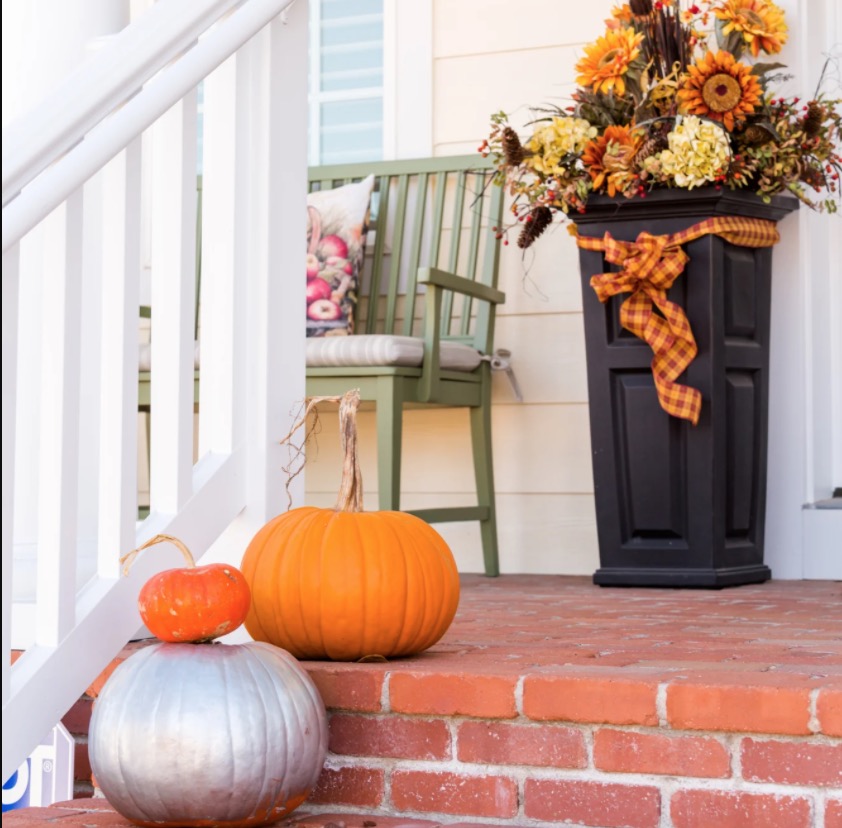 25 Creative Fall Front Porch Decor Ideas for any Budget!