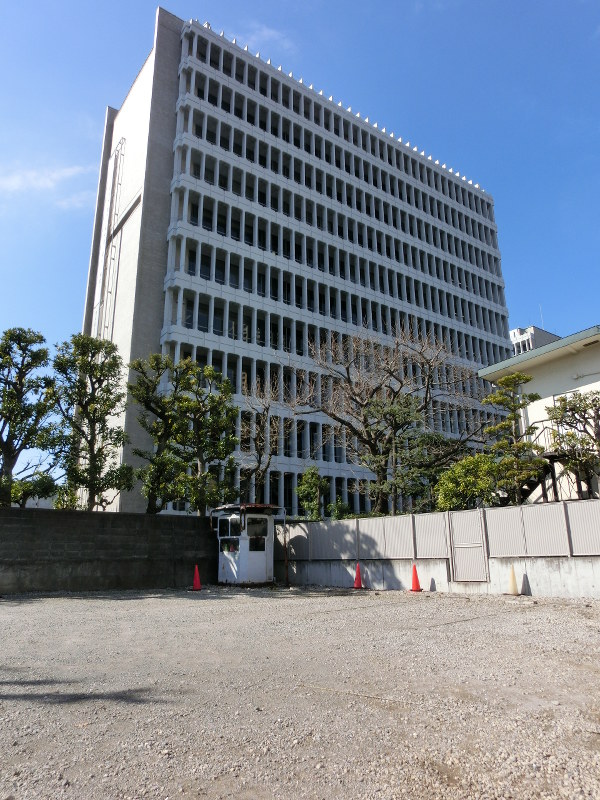 保育所を整備する駐車場。後方は区総合庁舎＝東京都目黒区役所で２０１６年２月３日午後０時６分、早川健人撮影