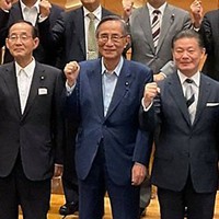 2021年6月に衆議院議員会館で開かれた「日本・世界平和議員連合」の懇談会総会。細田博之衆院議長（中央）、原田義昭元環境相（左）ら国会議員のほか、旧統一教会の関連団体でトップを務める梶栗正義氏（右）の姿も見られる＝鈴木エイトさん提供