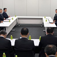 会合に臨む自民党の若宮健嗣前消費者担当相（奥左から3人目）と立憲民主党の長妻昭政調会長（同4人目）ら＝衆院第2議員会館で2022年11月1日午後3時5分、竹内幹撮影