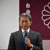 悔しさをにじませながら立候補断念を表明する大家氏