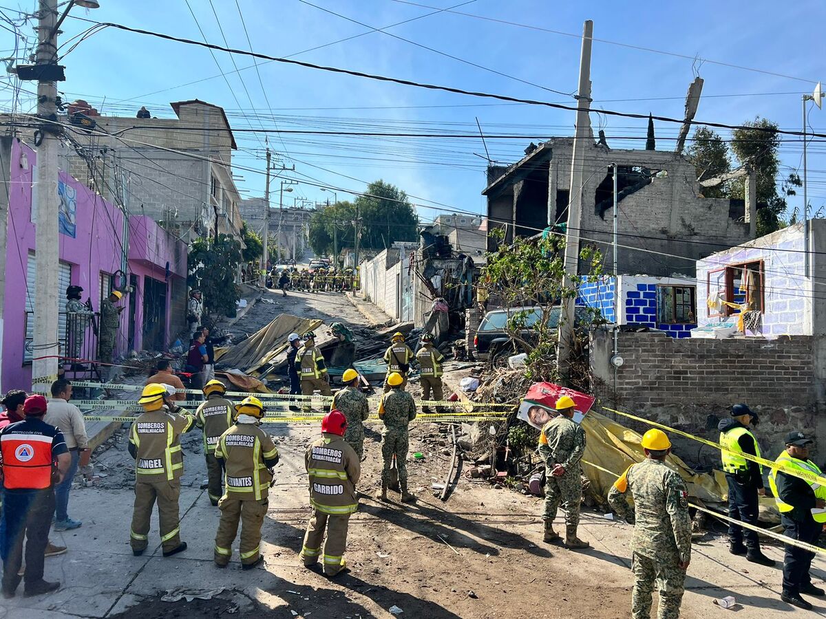 Autoridades rescataron el cuerpo de una persona tras la explosión en Chimalhuacán. Foto: (Zuleyma García)