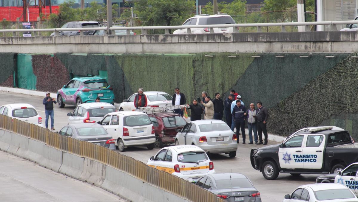 Se registra choque sobre el distribuidor vial. (Yazmín Sánchez)