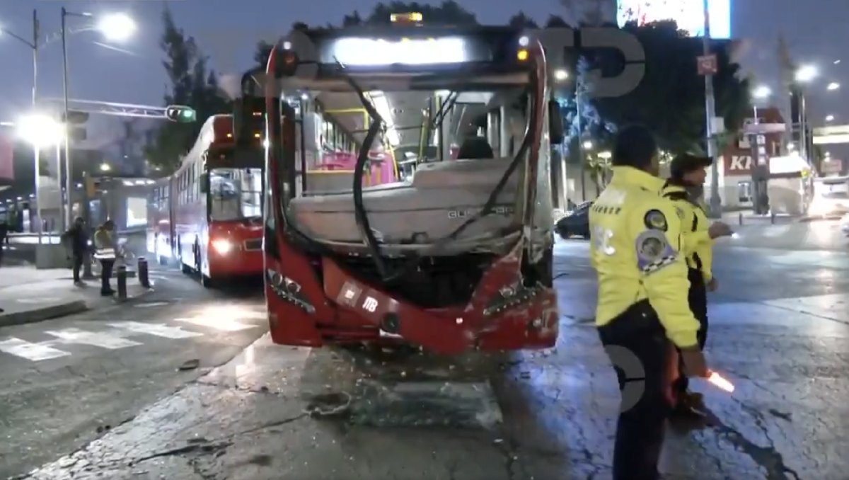 Una unidad del Metrobús intentó ganarle el paso a un RTP y chocaron. Foto: (TD)