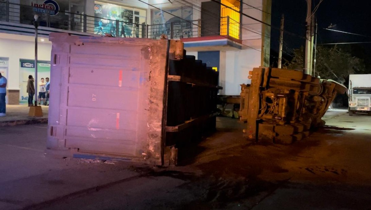 Tráiler con remolque se volcó en Tampico