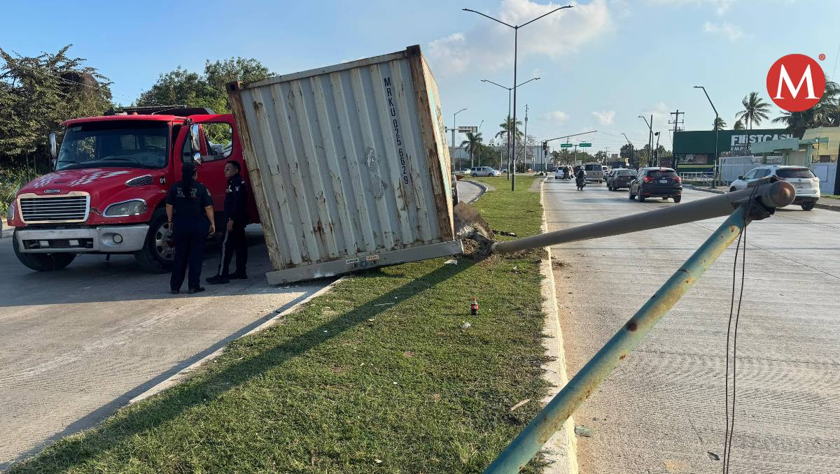 Caja de tráiler derriba poste de luz en Tampico. (Alberto Cano)