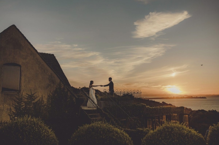 Newlywed couple at sunset at Mudbrick in Waiheke