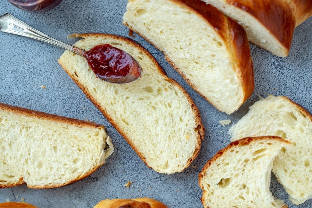 Brioche slices with jam