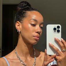 Amaka Hamelijnck taking a selfie with glowing skin 