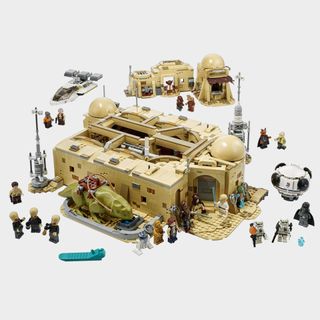 Lego Mos Eisley Cantina and minifigures on a plain background