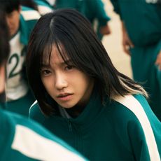 jo yu-ri as jun-hee in her player suit in squid game season 2