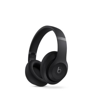 Beats Studio Pro mot en vit bakgrund