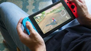 En person spelar Mario Kart på Nintendo Switch.