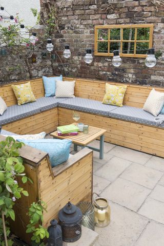 family garden ideas: seating area