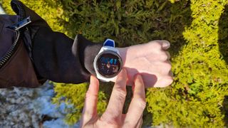 En Garmin Forerunner 265 runt en persons handled.