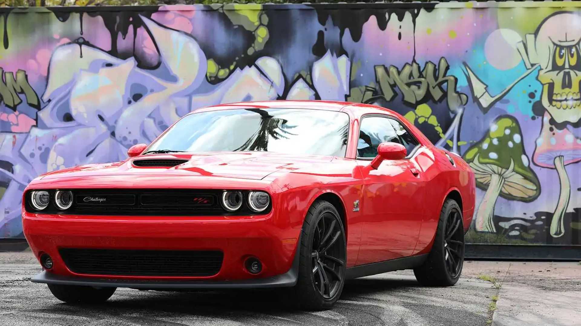 Dodge Challenger R / T Scat Pack 1320 Carreras de arrastre Tesla Model ...