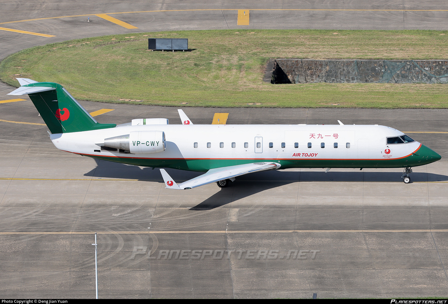 VP-CWY Air ToJoy Bombardier Challenger 850 (CL-600-2B19) Photo by Deng ...