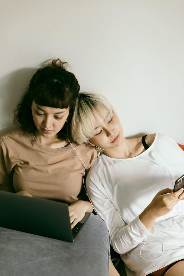 A couple resting heads together while seamlessly enjoying Eyesurf internet.