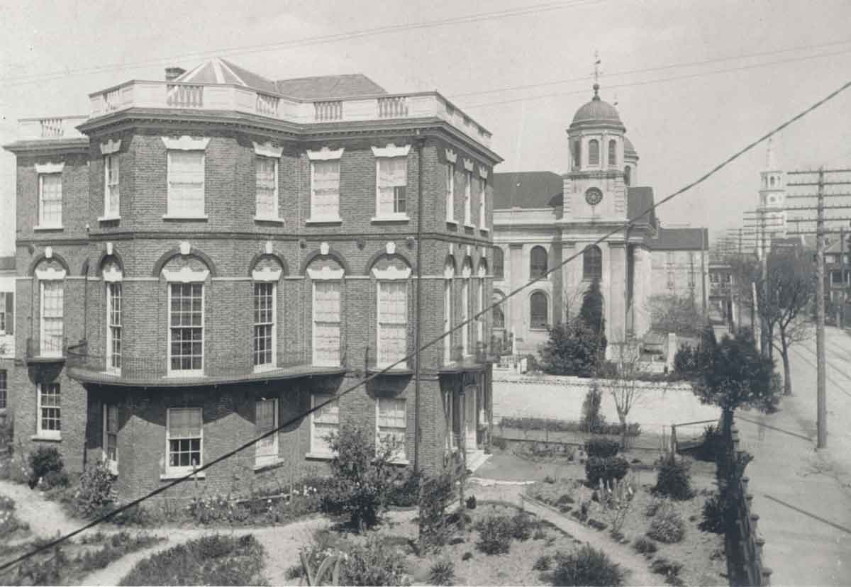 HCF purchases the Nathaniel Russell House, c. 1808, one of the nation’s finest examples of early 19th century neoclassical architecture. The house opens to the public as a museum a year later. Recognizing the dwelling’s potential as an exhibition space, the Foundation begins procuring furnishings and decorative art by loan and purchase. The collection includes some of the most significant examples of 18th and 19th-century decorative and fine arts from America and abroad, including period furnishings crafted by early Charleston artisans.