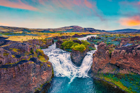 Cascada de Hjalparfoss