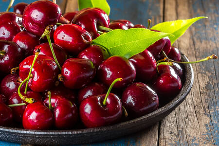 Cerezas en un plato