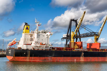 Frachtschiff im Hafen