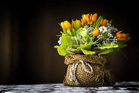 Flores de tela en arpillera