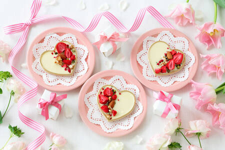 Postre con bayas en forma de corazón