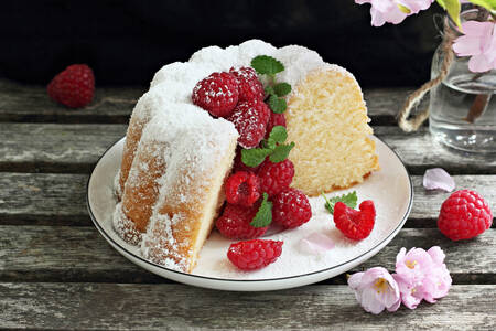 Cupcake with fresh raspberries