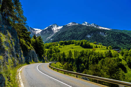 Estrada nos Alpes