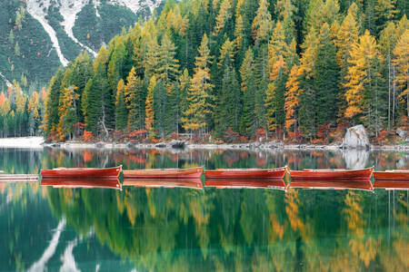 Barcos en el lago Braies